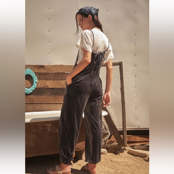 09 RESTOCK ✨Fabulous Stretch Velvet Pleated Overall jumpsuit - Picture 5 of 5